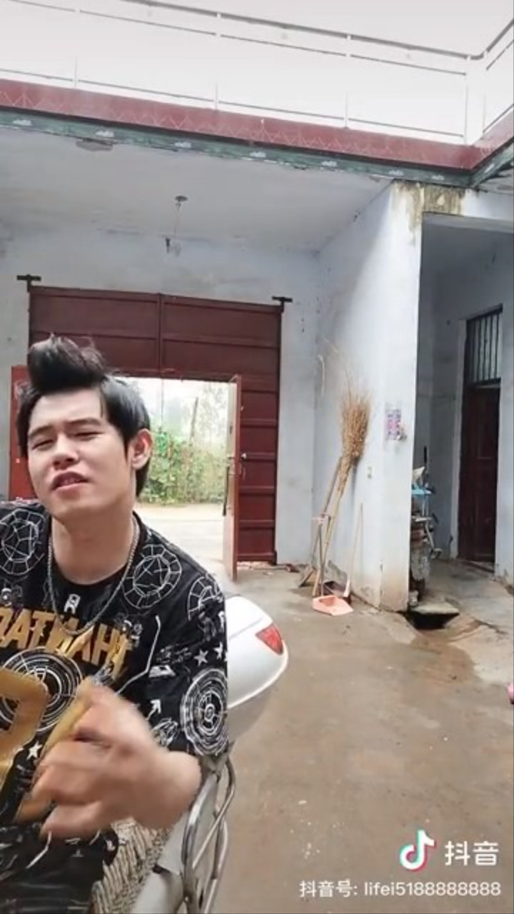前額頭髮刻意梳高模仿。