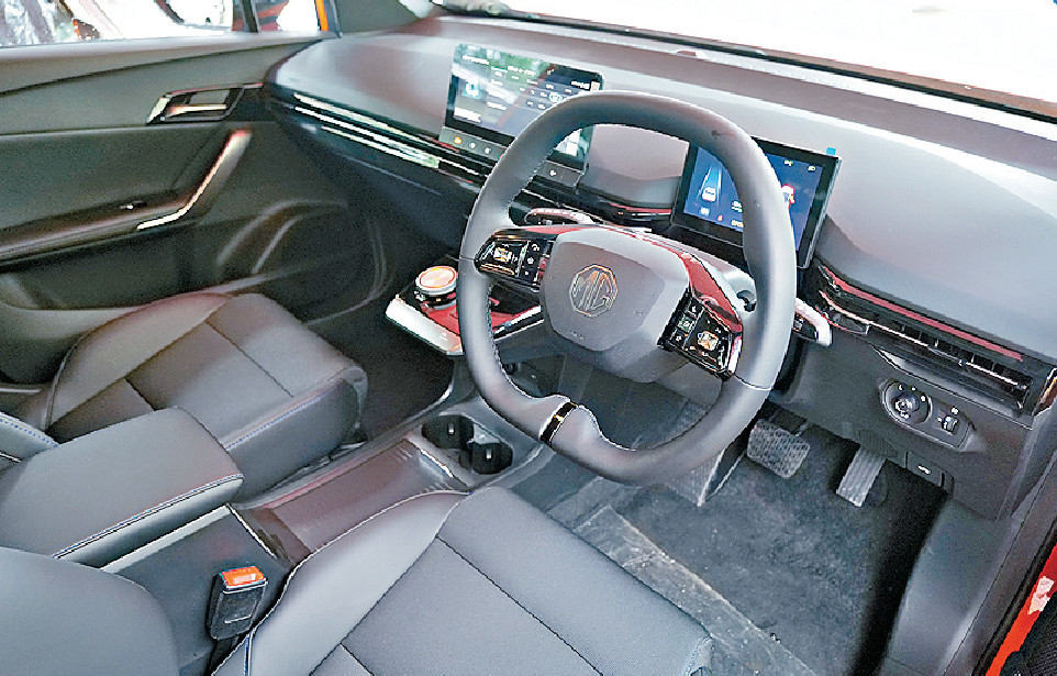 ■原車配有7吋數碼錶板及中控台10.5吋觸控屏幕。
