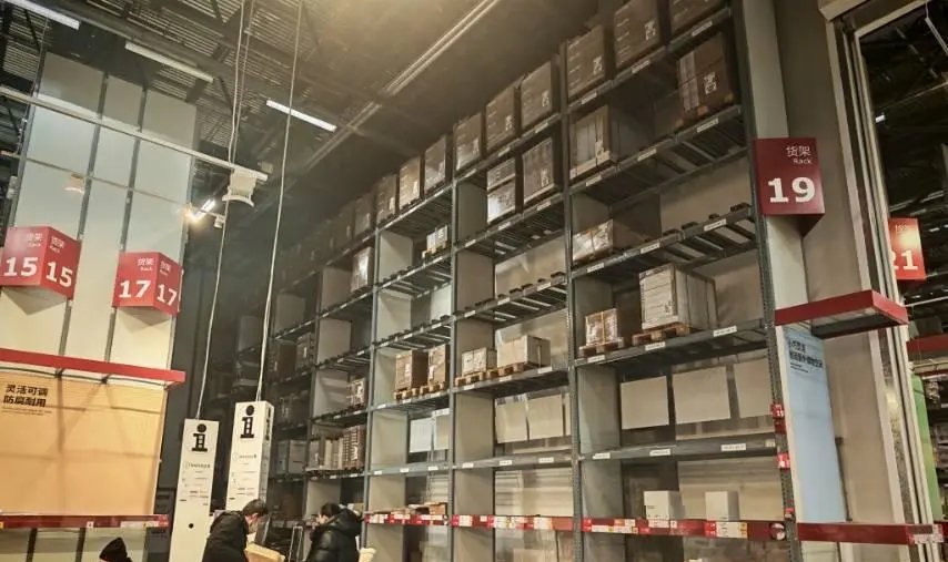 宜家哈爾濱店家居展區幾乎被搬空，食品已售罄。  極目新聞