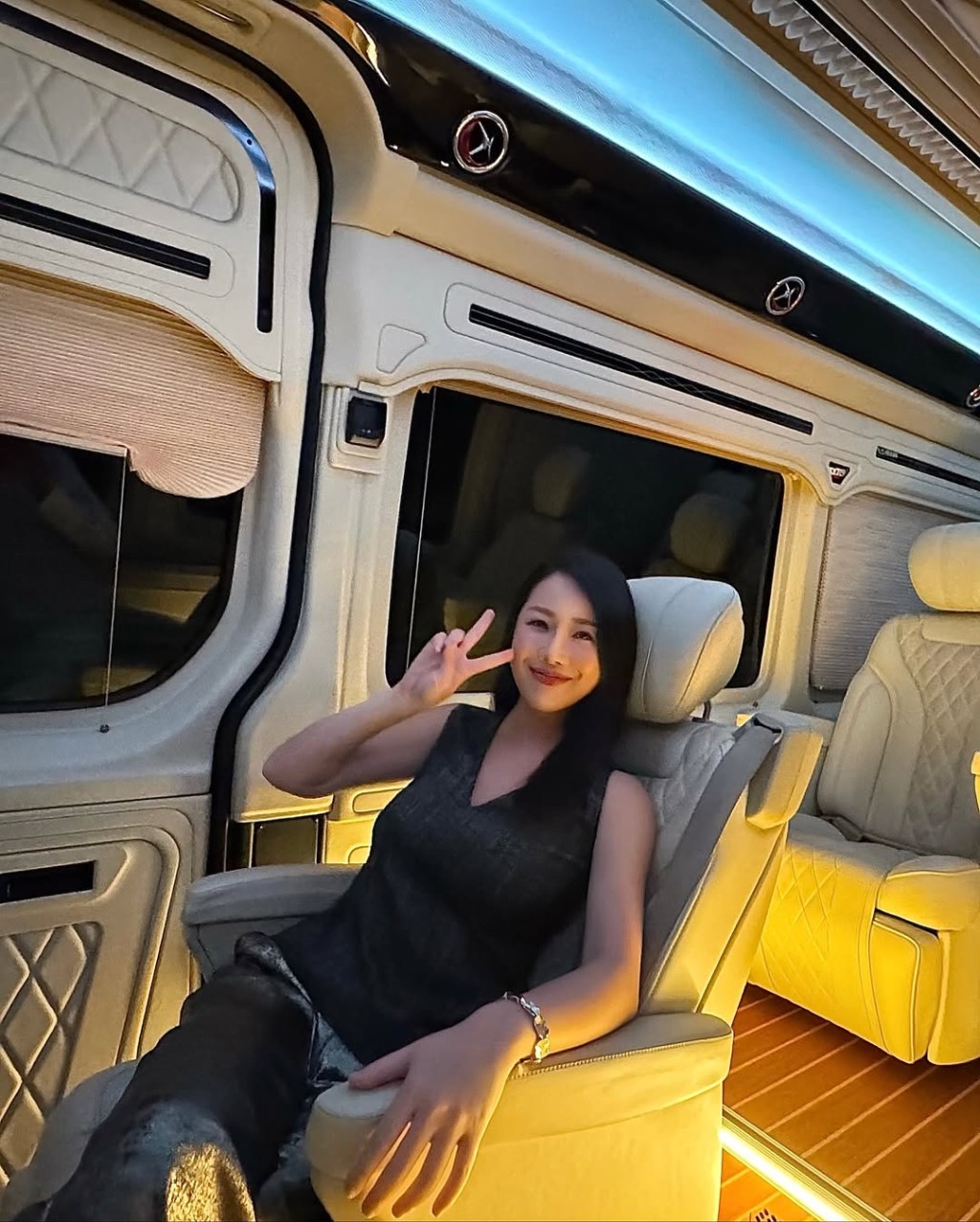 崔碧珈坐私人飛機出行。