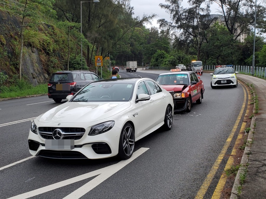 尾隨的士收掣不及,撞向私家車車尾。 蔡楚輝攝