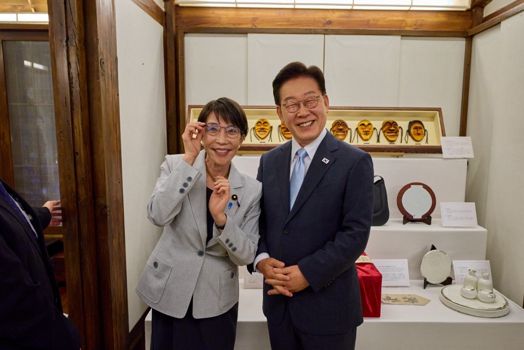 日本首相高市早苗於5月19日至20日展開為期兩天一夜的訪韓行程，並特別到訪南韓總統李在明的故鄉慶尚北道安東市。路透社