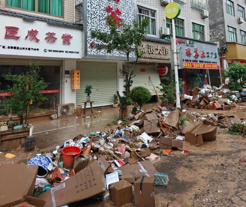 街上随处可见的茶叶纸箱。 潮新闻