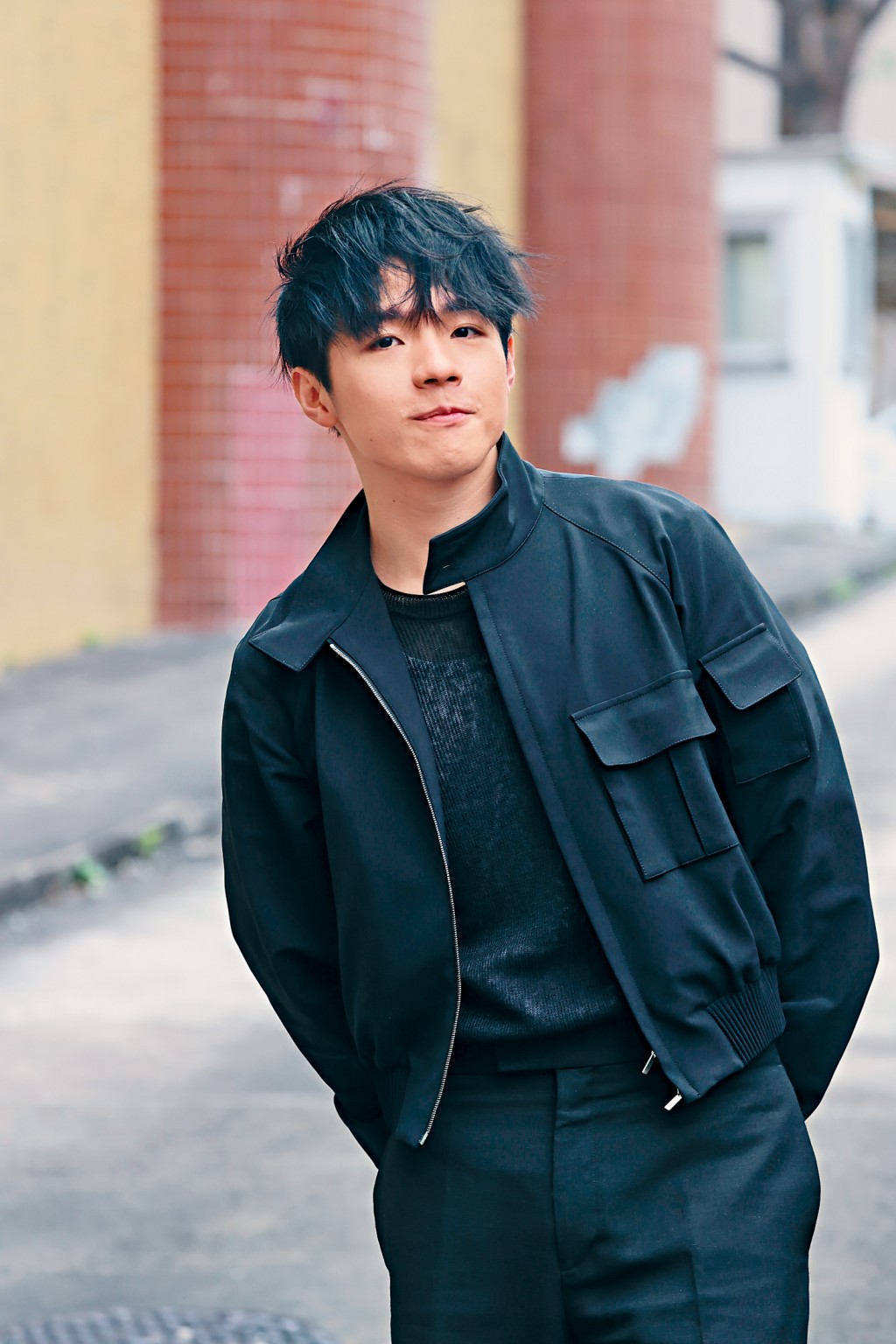 在離開商台前，陳卓賢企定定讓記者拍照。