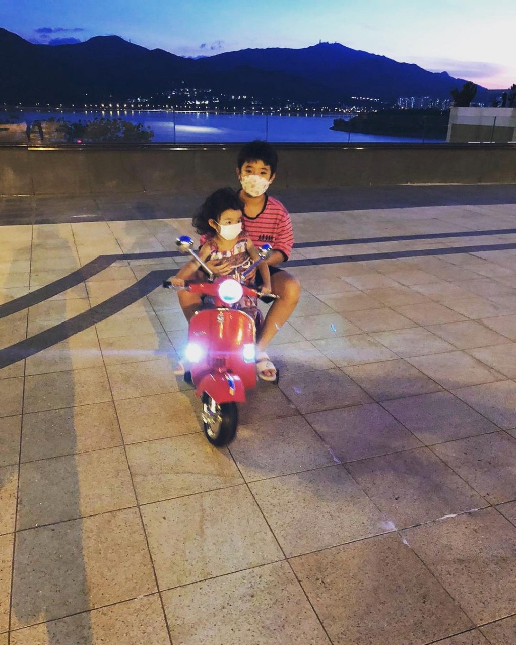 哥哥James好錫妹妹Karina!