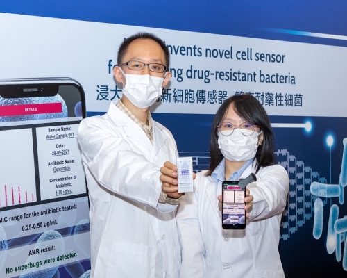 任康寧（左）與化學系博士生陳昭穎（右）研究團隊設計的藥敏測試系統。
受訪者提供
