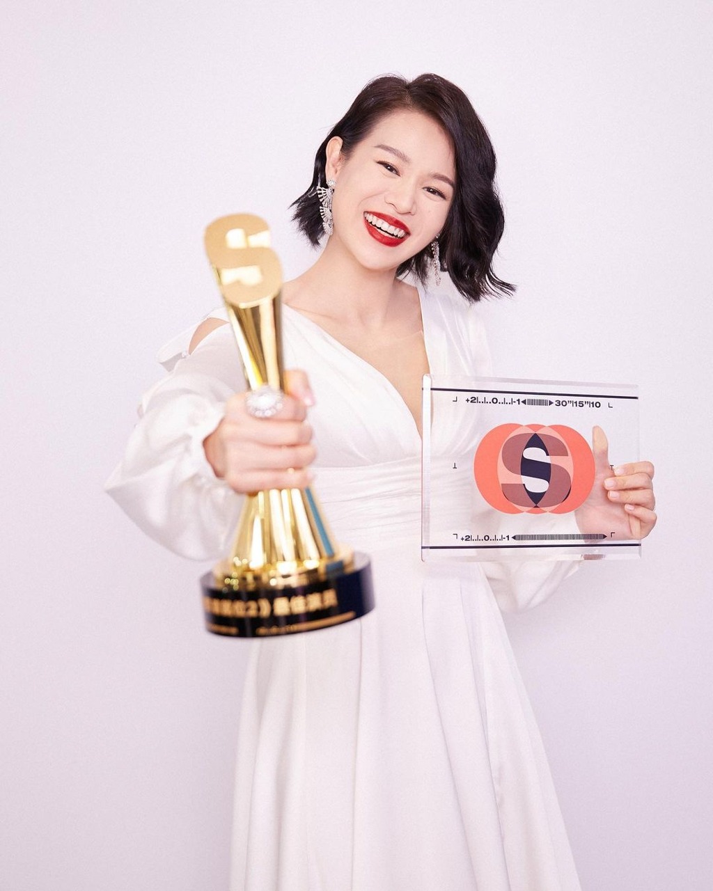 虽然肥田未能为胡杏儿夺得香港的奖项，不过胡杏儿在2011年凭剧集《万凤之王》封视后。其演技实力近年曾已受到国内认可。