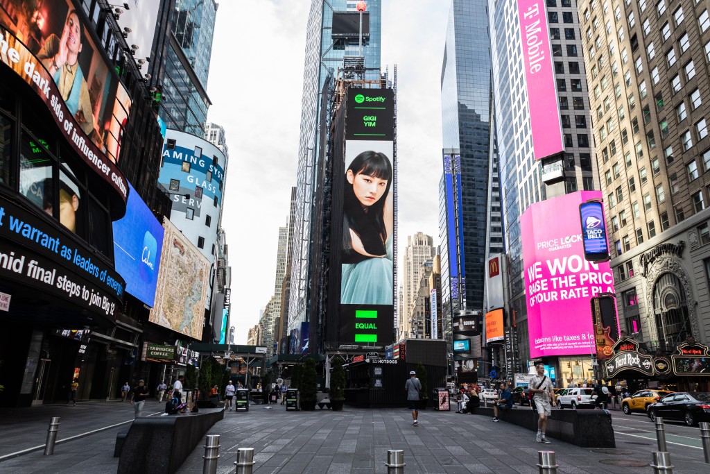 炎明熹以18歲之齡登上座落紐約曼哈頓區的時代廣場巨型LED屏幕，成為香港最年輕女歌手！