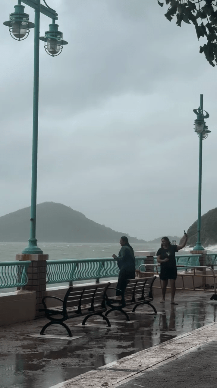 一家三口在海怡半島岸邊追風。Threads@allaboutmoney_hk