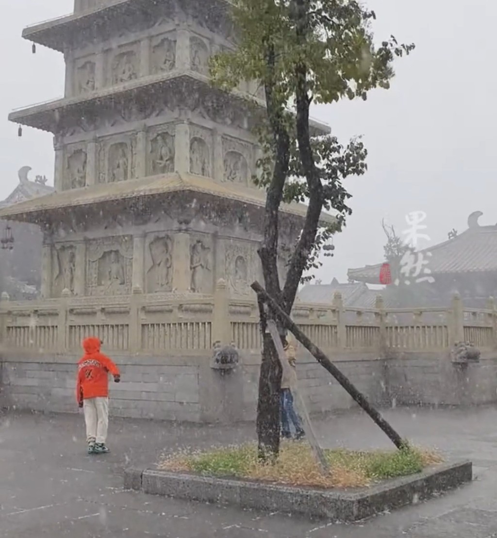 山西大同今早下了一场大雪。