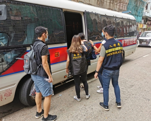 行動中拘捕多名男女。圖：警方提供