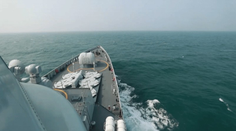 接令後海軍驅護艦、導彈快艇等快速向預定區域機動集結。