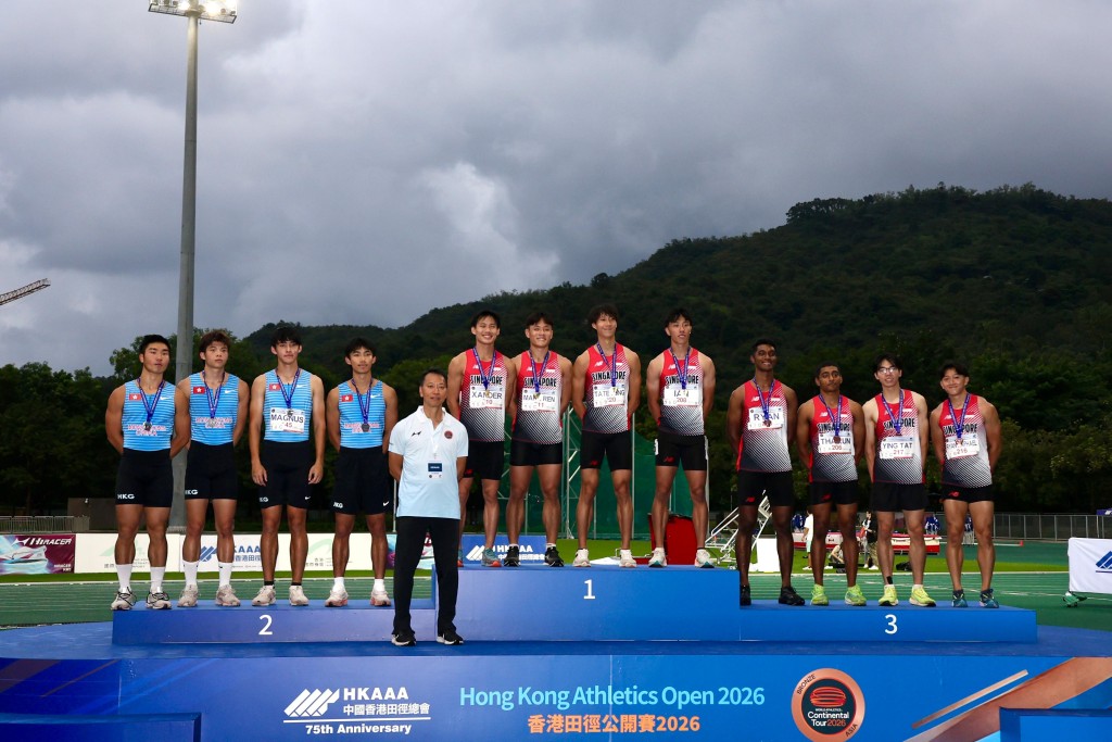 男子4x100米接力跑頒獎禮，香港隊（左）得銀牌。徐嘉華攝