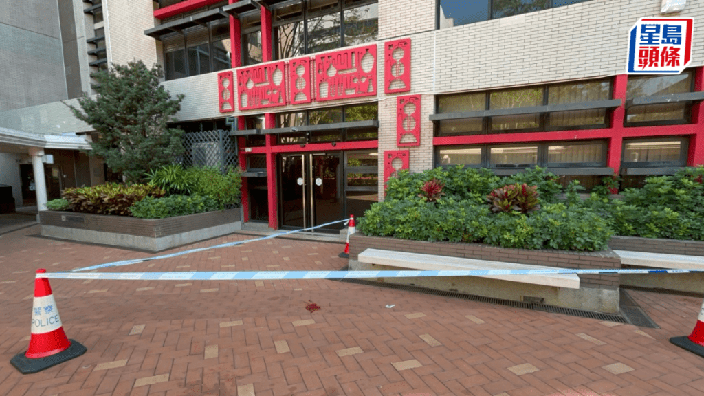 男子倒臥於港大莊月明化學樓平台,經送院後不治。楊偉亨攝