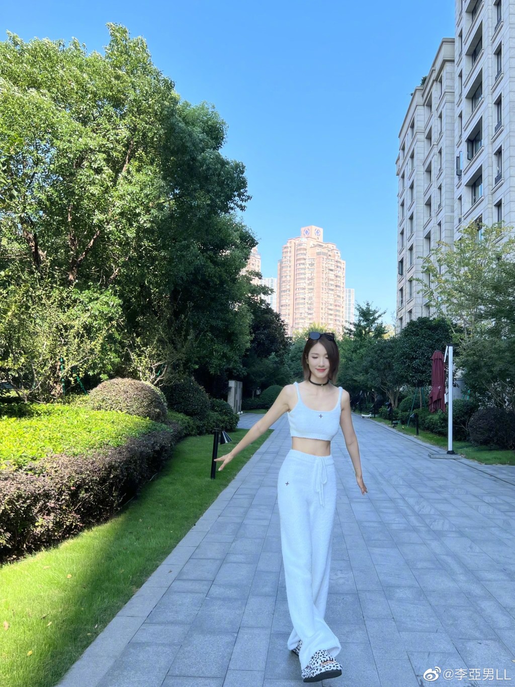 李亞男曾公開內地寓所周邊的影片，被網民認出是上海江景豪宅「東方雲錦」，位於上海核心地段。