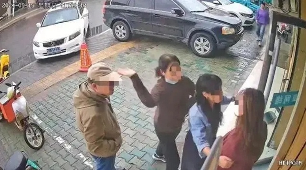 車主夫婦與零售店母女起爭執，車主妻子用手掌摑對方。