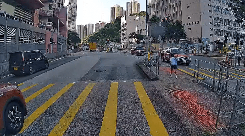 男童衝出馬路驚險過程。fb：香港交通及突發事故報料區