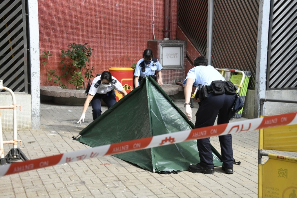 警员以帐篷遮盖尸体。杨伟亨摄