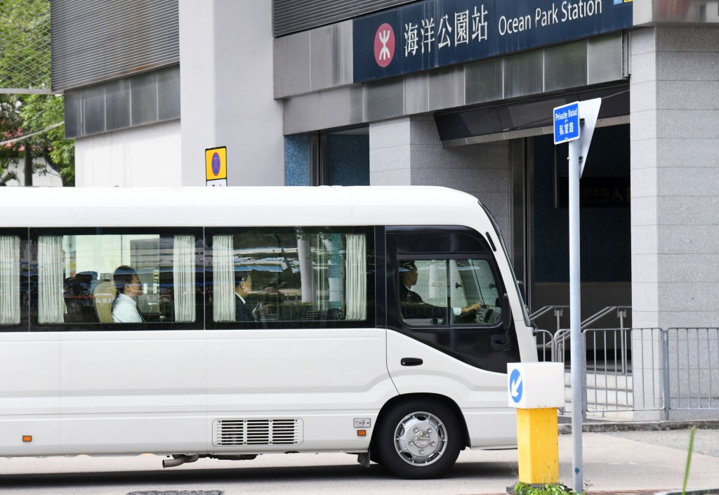 行政長官李家超陪同夏寶龍參觀海洋公園。何健勇攝 行政長官李家超陪同夏寶龍參觀海洋公園。何健勇攝
