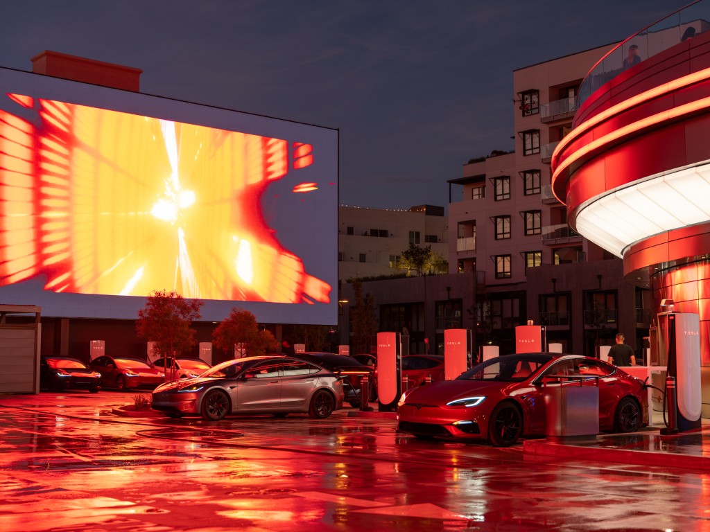 特斯拉餐廳設有2座巨型露天車用電影大螢幕，讓顧客邊看電影邊等汽車充電。 X / Tesla