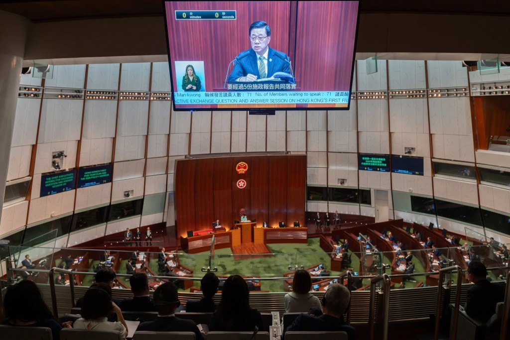 行政長官李家超今早(17日)出席立法會互動交流答問會。李慧琼FB圖片 行政長官李家超今早(17日)出席立法會互動交流答問會。李慧琼FB圖片