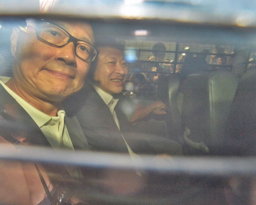 4名被告由囚車押往荔枝角收押所。