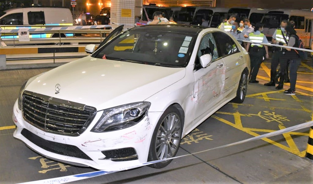 涉事私家車玻璃碎裂。