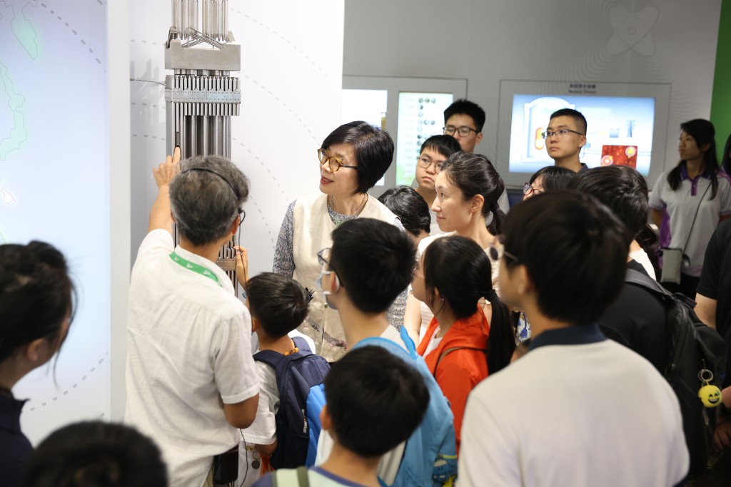 參觀學員認真聽取導賞員講述大亞灣核電站反應堆堆芯燃料組件構造。