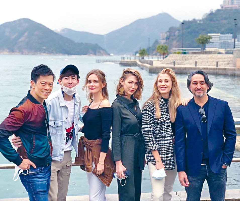 今次文峰碌爆人情卡,找来不同国籍、种族的好戏之人演出,包括Nichkhun(左二)。