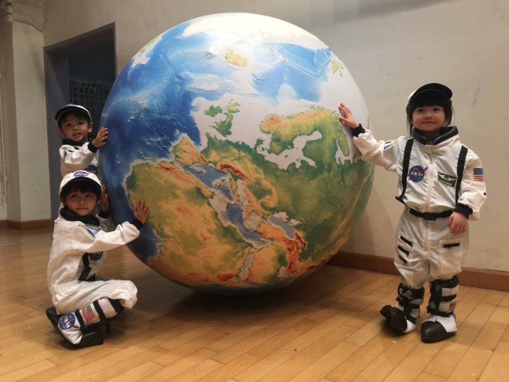 學校準備了兒童太空衣，令孩子的天文學習體驗更深刻。