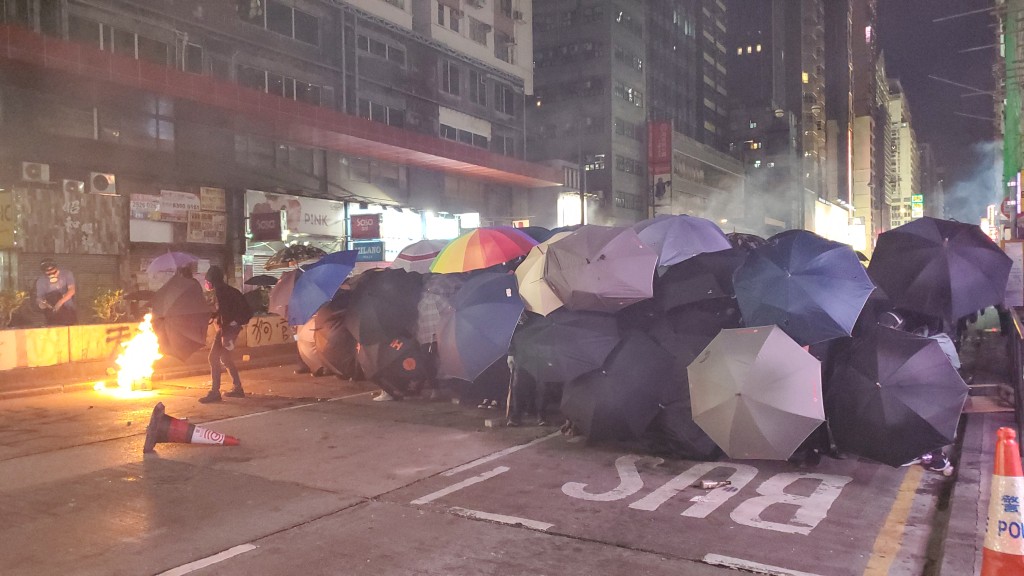 示威者在油麻地一帶彌敦道布傘陣，燒雜物。 資料圖片