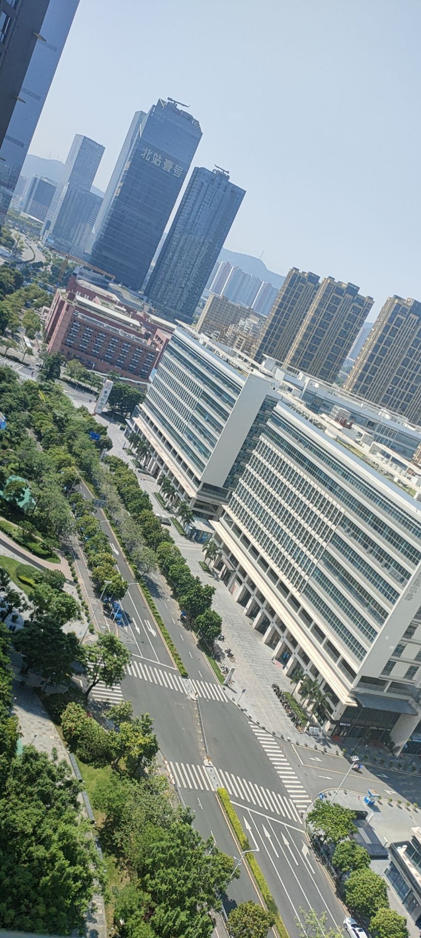 龍華區的高鐵深圳北站周邊路上幾近無人。讀者提供