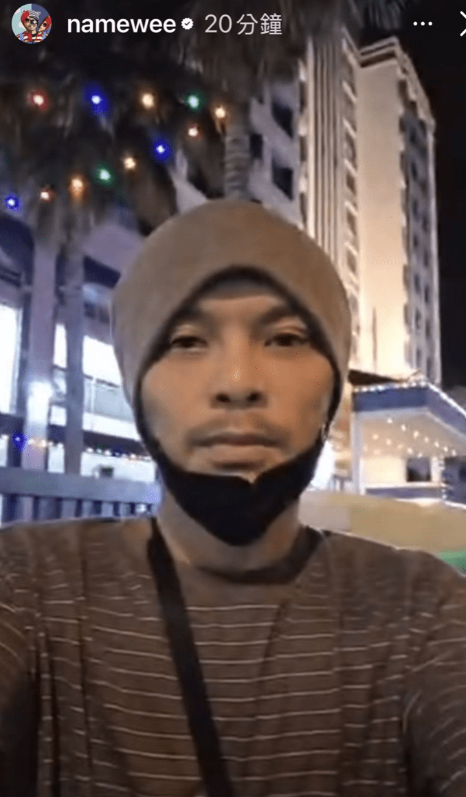 5日凌晨約一時,黃明志於社交平台限時動態上載影片,他身穿灰色毛帽、黑色口罩,神情略顯疲倦,背後方疑似警局。《聯合新聞網》截圖 5日凌晨約一時,黃明志於社交平台限時動態上載影片,他身穿灰色毛帽、黑色口罩,神情略顯疲倦,背後方疑似警局。《聯合新聞網》截圖