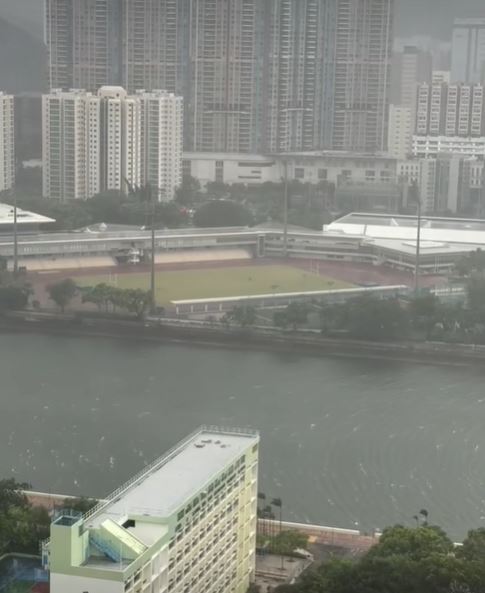 颱風期間，城門河翻起白頭浪。fb「新界地區生活連線」影片截圖