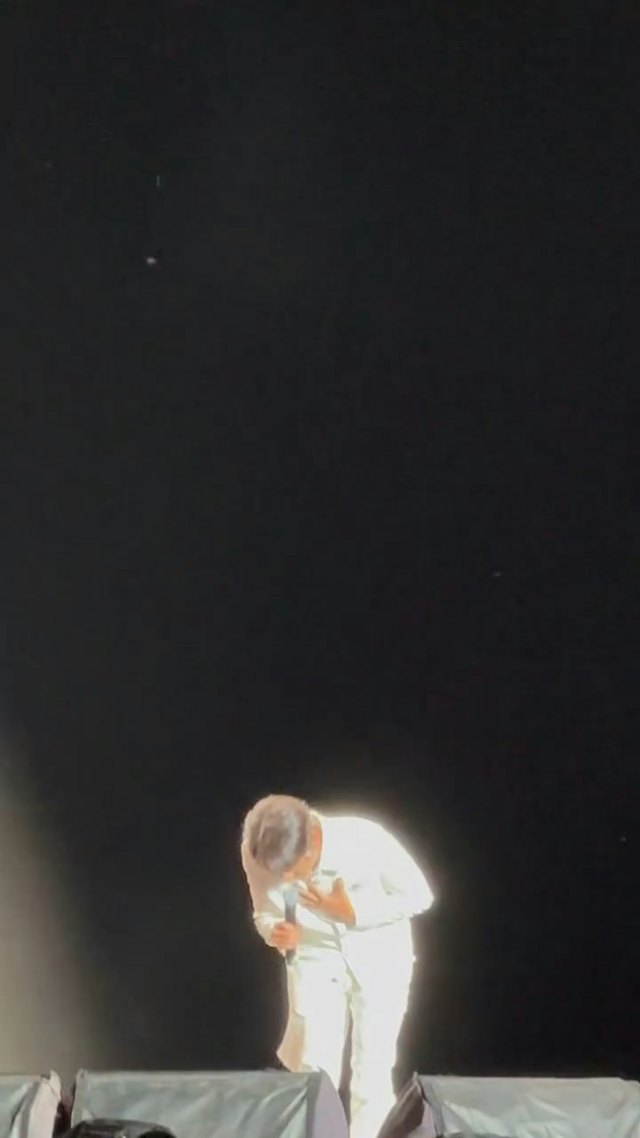 李克勤在台上多度鞠躬向觀眾道歉。 李克勤在台上多度鞠躬向觀眾道歉。