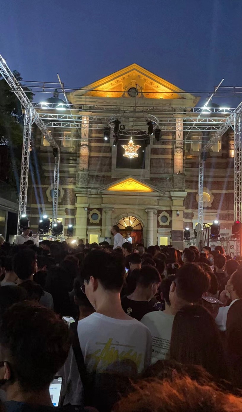 個場地原來只可容納不足一千人，但卻賣出逾二千張門票。