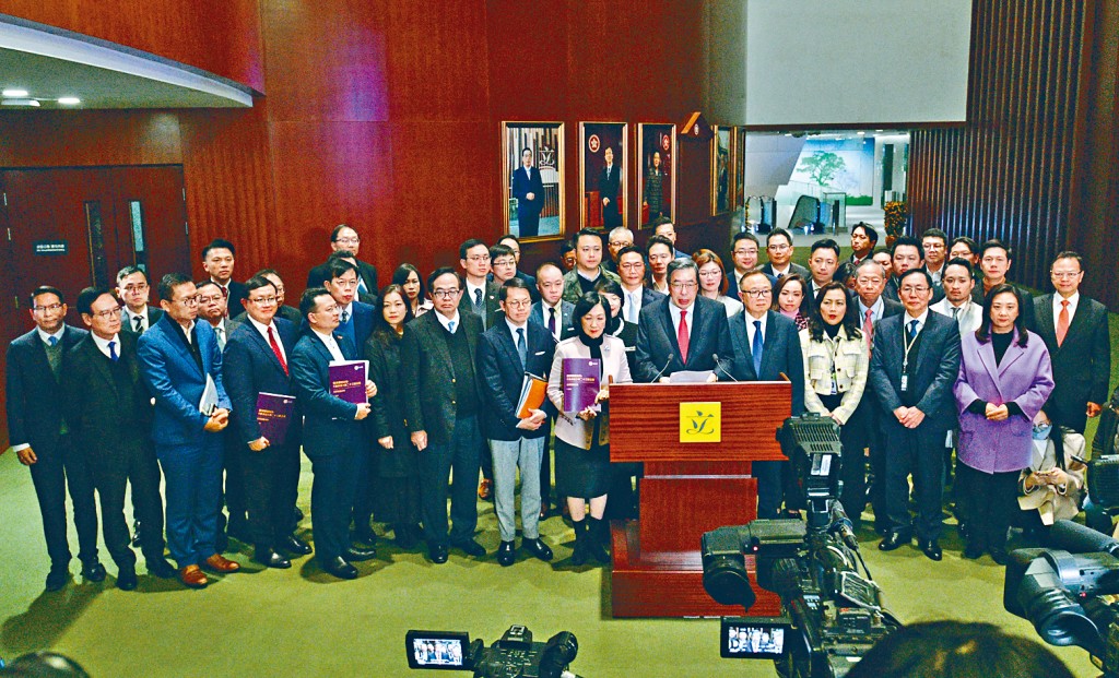 政府昨日起展開23條立法公眾諮詢，立法會主席梁君彥昨聯同立法會成員回答記者提問。