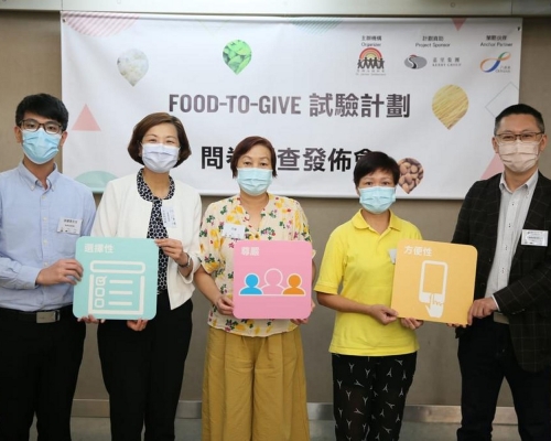 聖雅各福群會總幹事李玉芝(左二)及八達通行政總裁李俊明(右)於分享會上合照。