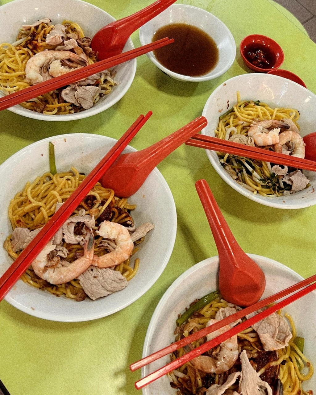 吴千语早前与闺密飞赴新加坡，众人食尽虾面、黑豉油捞面等当地美食。
