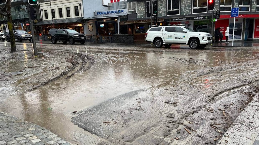 洪水严重影响皇后镇街道。网上图片