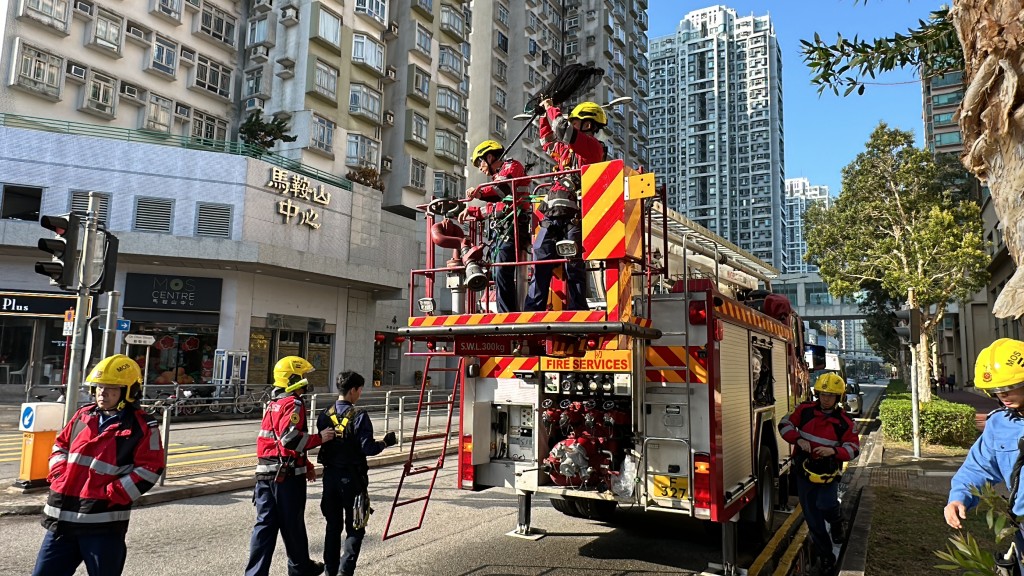 消防升起升降台救灰鹦。刘汉权摄