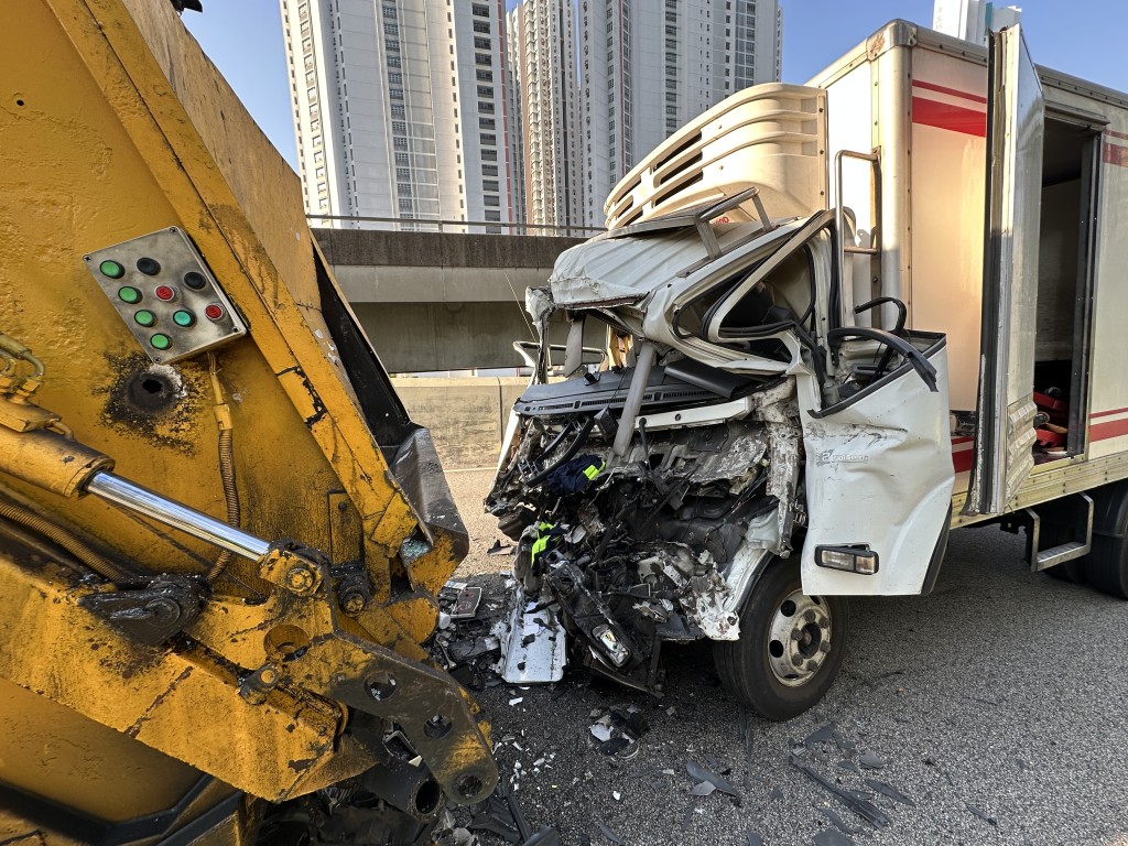 貨車直撼垃圾車，車頭變形。