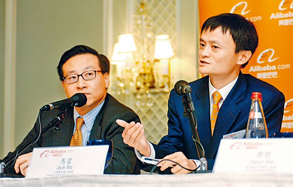 阿里巴巴創辦人馬雲(右)及執行副主席蔡崇信(左)的持股量,據報已較去年底下降。