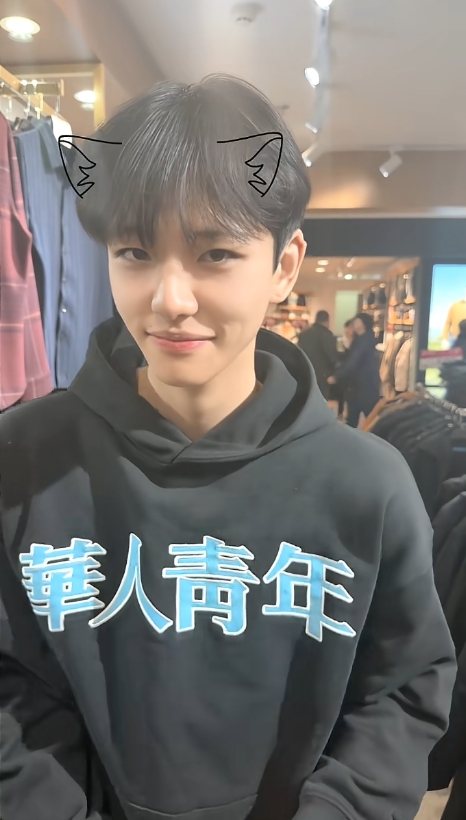 馬維健幫母服裝店親自上陣任中老年男裝的模特兒。 抖音