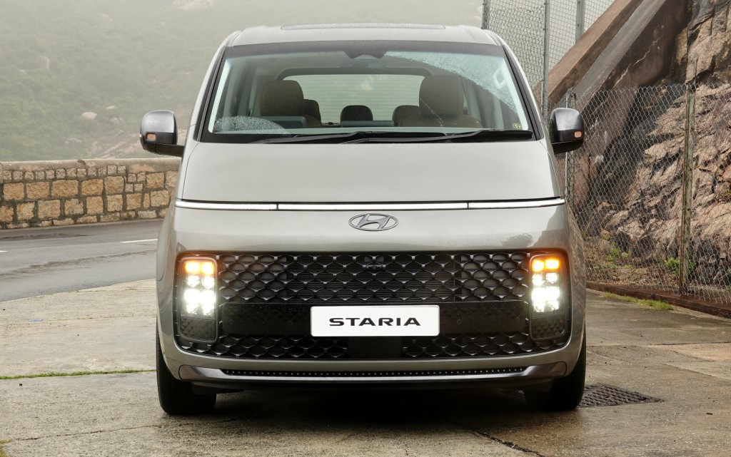 现代Staria Premium外形设计及包装比柴油货车版豪华。