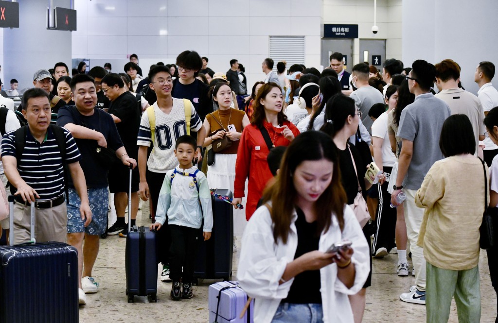 去年黃金周西九龍高鐵站來港人潮。