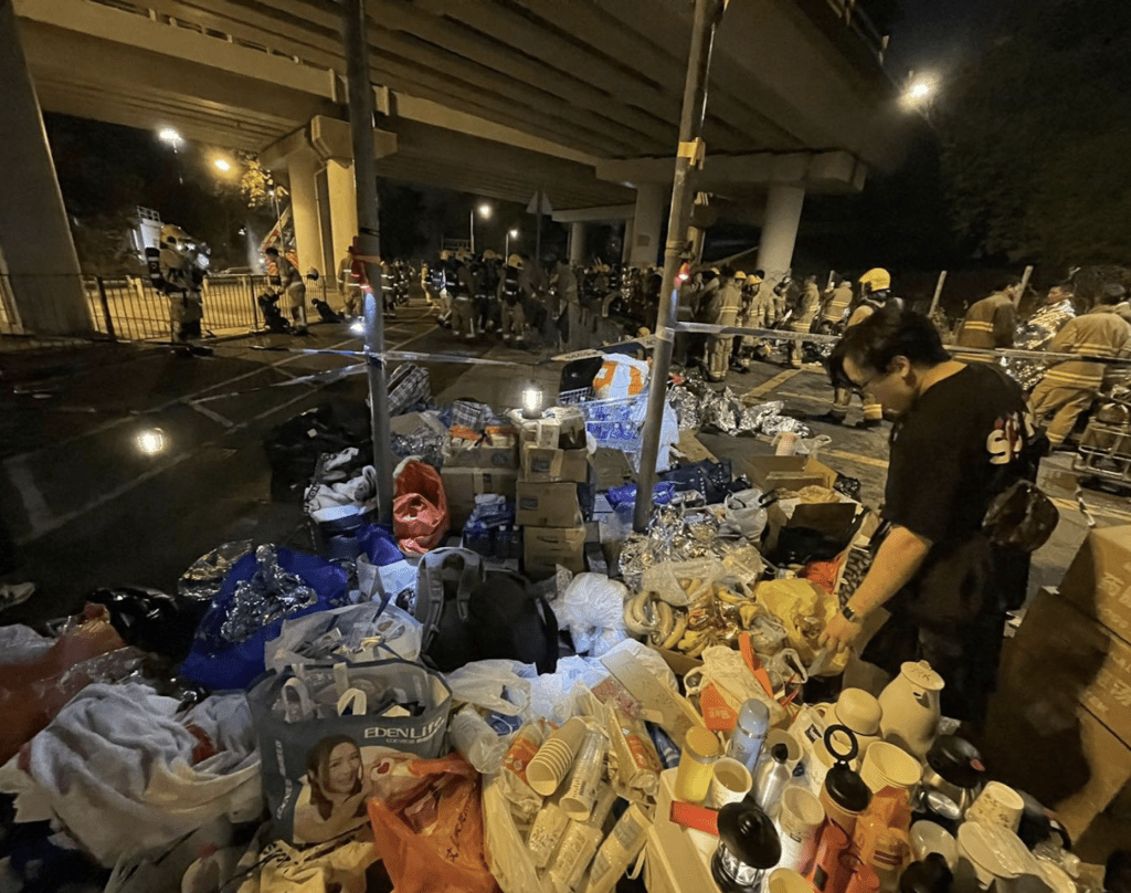 網上流傳的圖片與短片所見，臨時物資站堆滿善心市民送來的大量物資，包括樽裝水、紙杯、香蕉、保溫毯、保暖壺等。facebook專頁「彩虹串燒專門店」