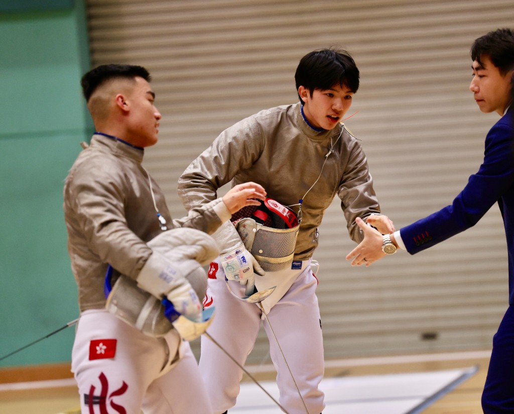 男子佩劍青年組冠軍, 陳樂熹(中)在決賽以15:12勝謝匡泓。 男子佩劍青年組冠軍, 陳樂熹(中)在決賽以15:12勝謝匡泓。
