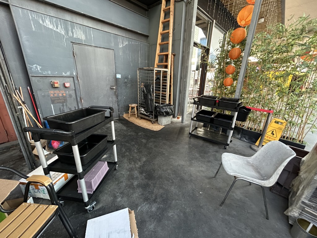 陆先生指现时有一部车，专门放置宠物使用过的食具，并会独立清洗，不会与人类使用的食具混合清洗。曾志恒摄