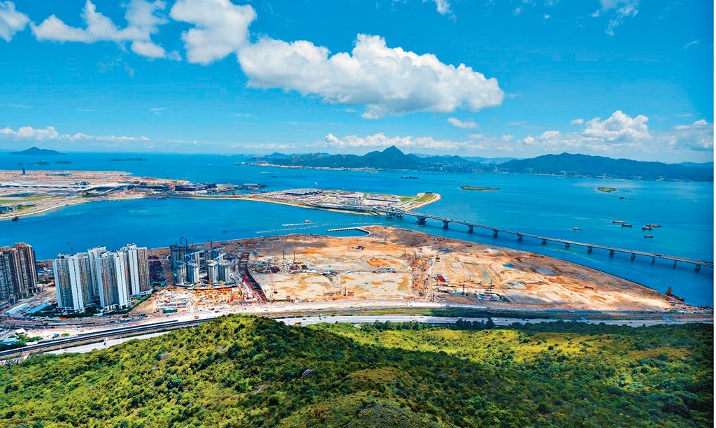 精進曾為房委會「東涌第100區公營房屋發展計劃」的總承建商。